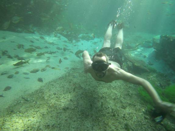 Nadando nas águas claras do Rio Triste, em Bom Jardim, em Mato Grosso